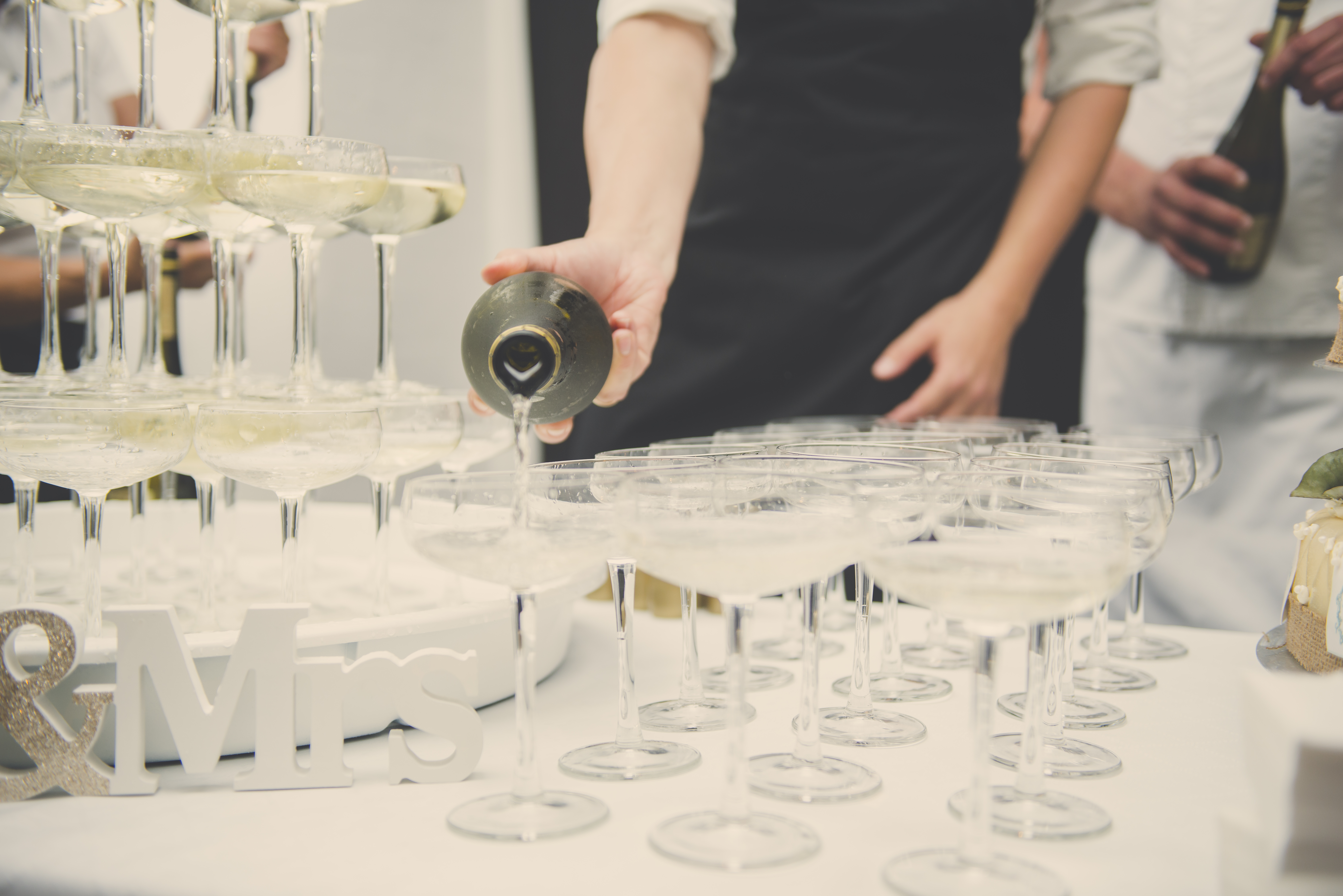 Champagne serveres til bryllup - Eventdecor.dk